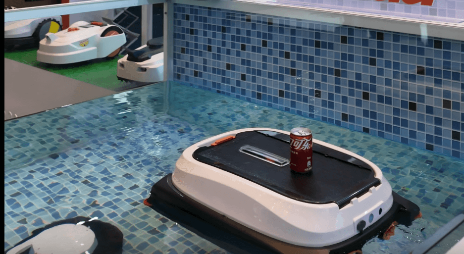 Automatic pool cleaning robot